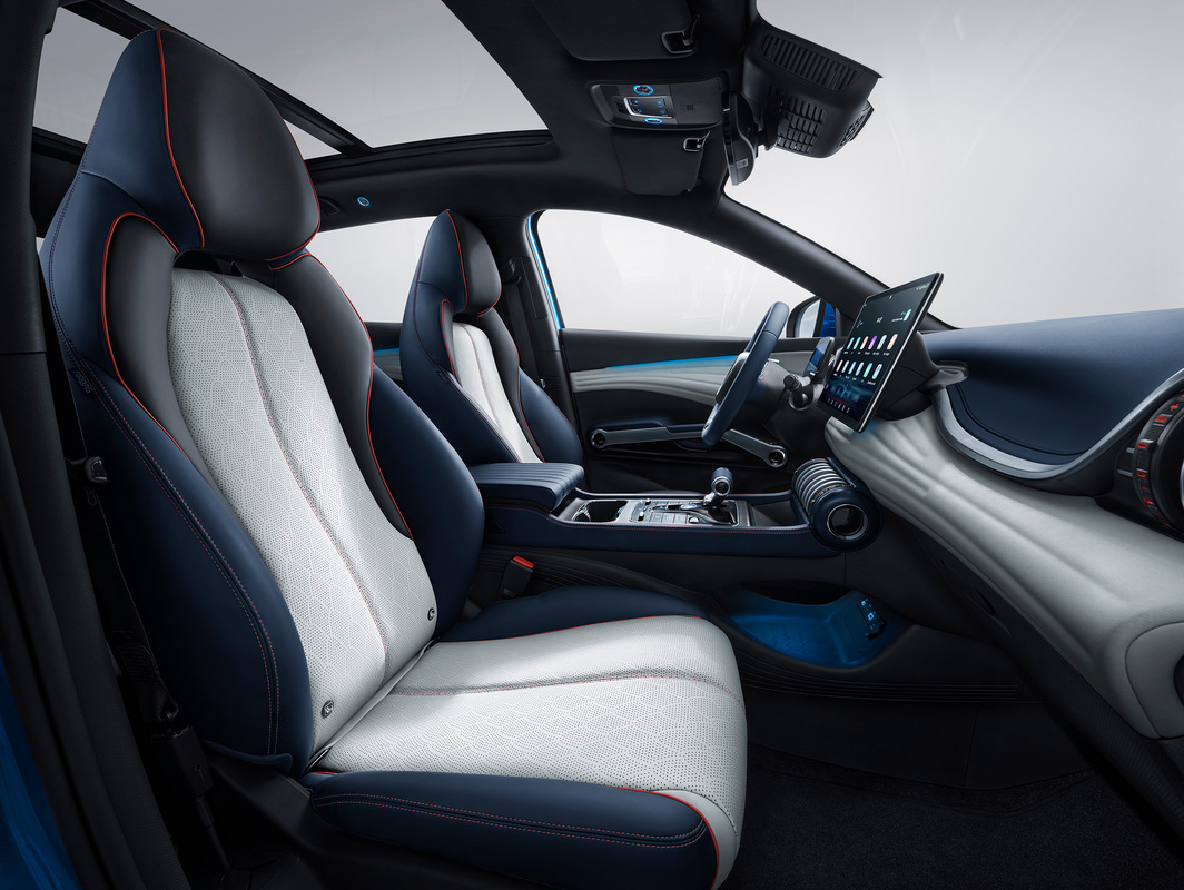 06、ATTO3_LHD_Interior_Floating interior design_download_JPG 2500px (1)