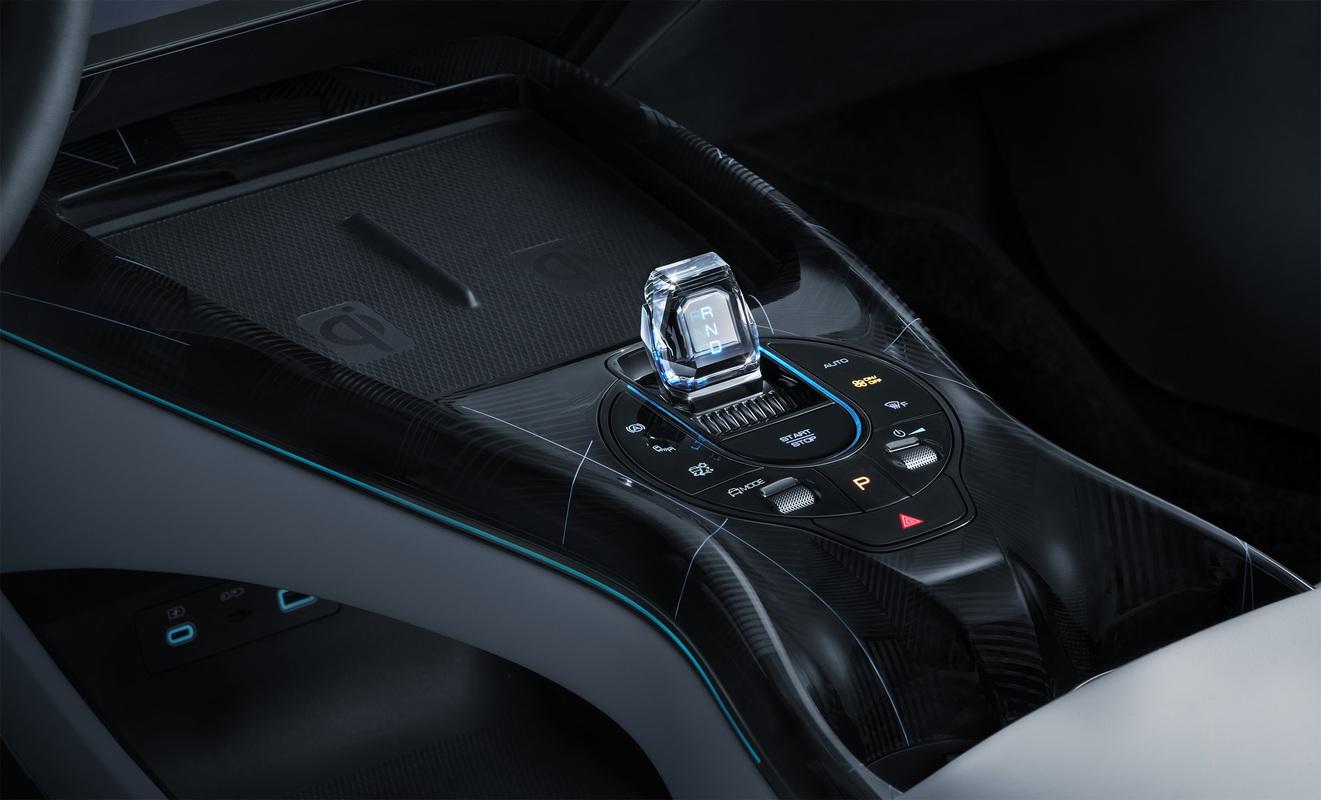 08、SEAL_LHD_Interior_Treadmill style central armrest_download_JPG 2500px (1)
