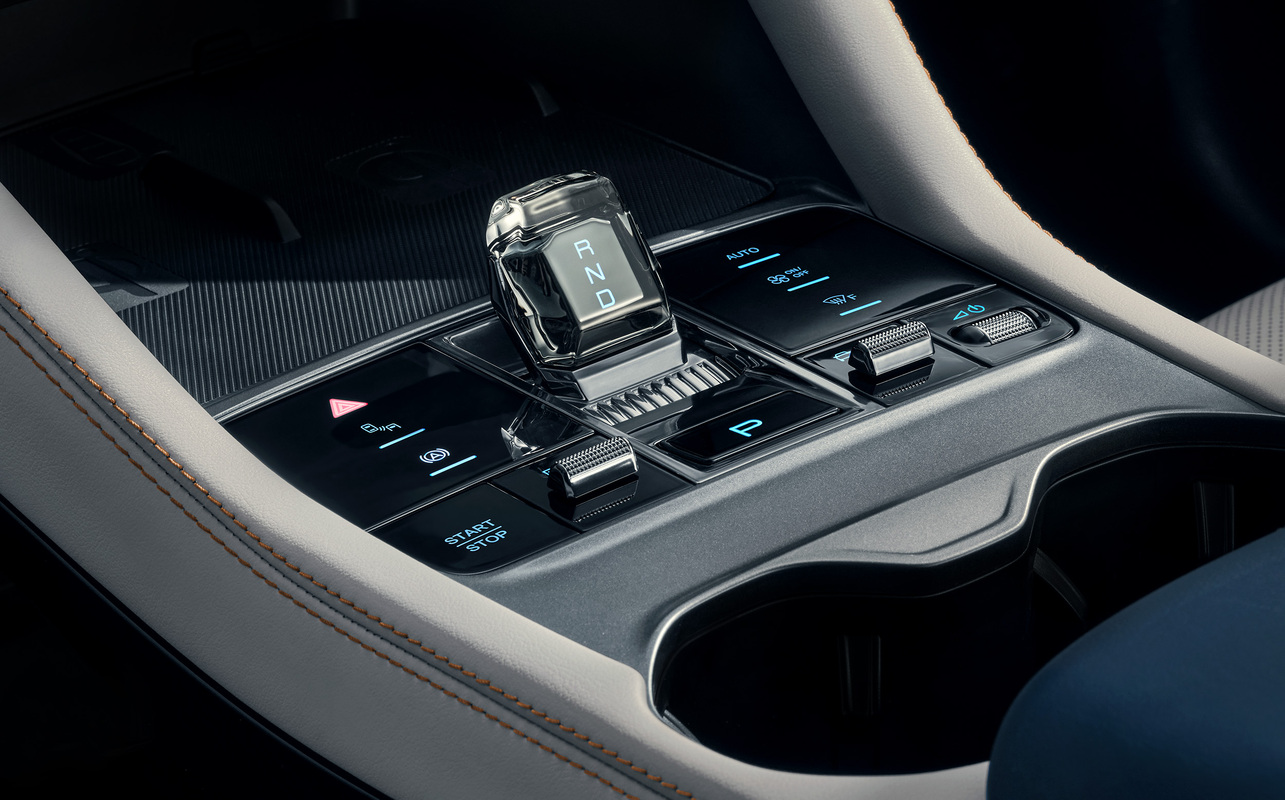 09、SEAL U_LHD_Interior_Treadmill style central armrest_download_JPG 2500px (1)