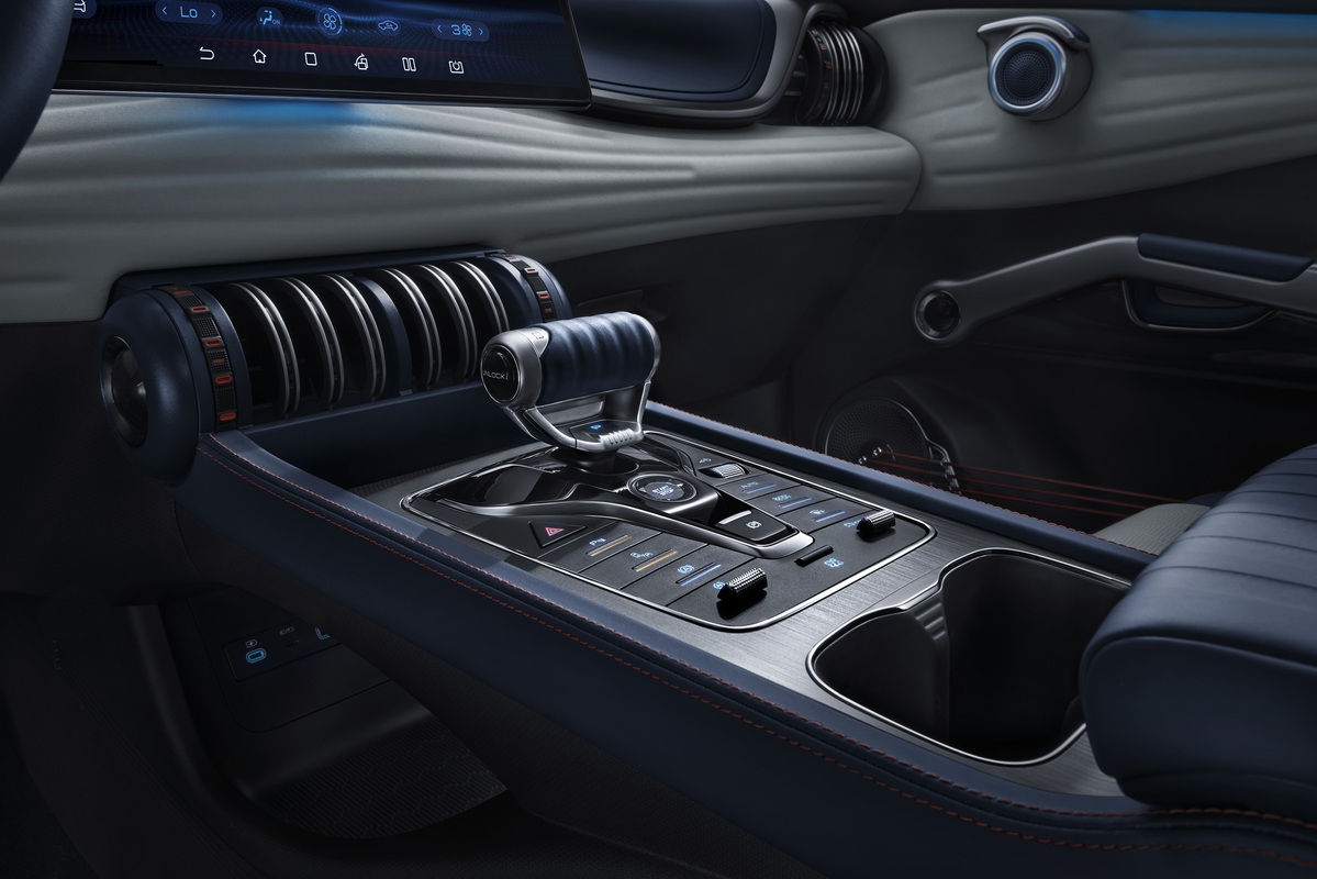 11、ATTO3_LHD_Interior_Treadmill style central armrest_download_JPG 5000px (1)